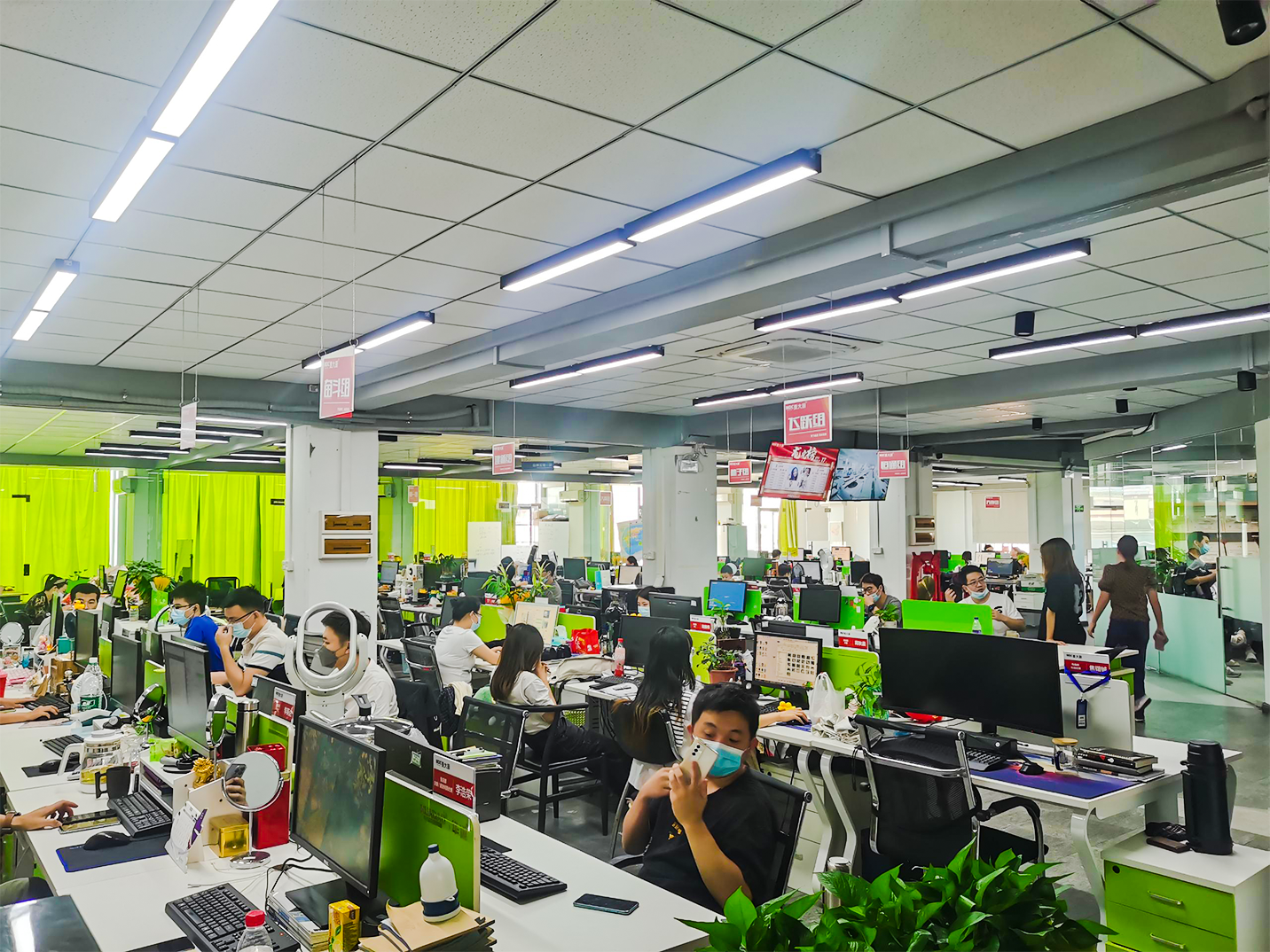 快三导师带计划赚钱健身房一角